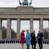C'est la première fois que l'Allemagne accueille un chef d'Etat à la Porte de Brandebourg, symbole de la partition de Berlin au temps de la Guerre froide.